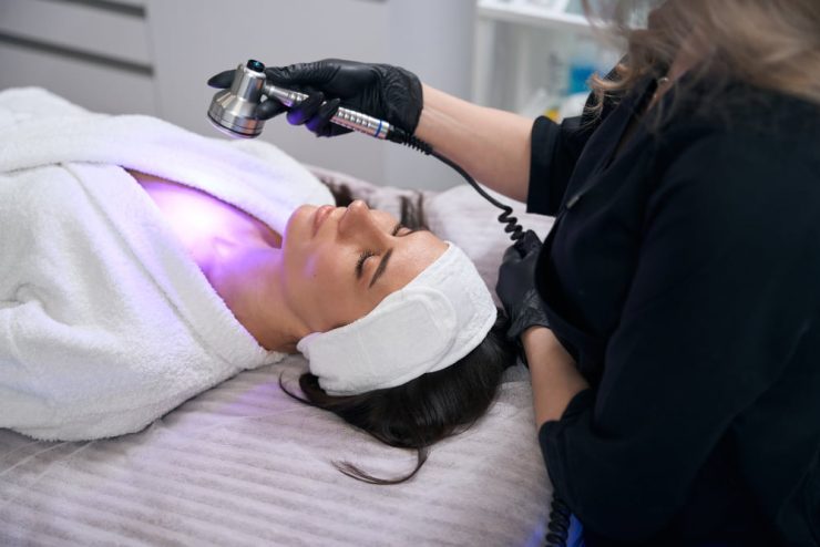 woman-doing-body-skin-rejuvenation-working-in-sal-2023-11-27-05-23-26-utc